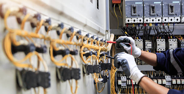 Professional Electrician technician working in Sarasota Springs, FL